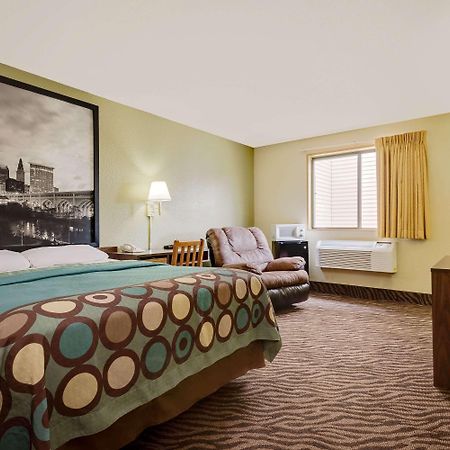 Super 8 By Wyndham Mentor/Cleveland Area Hotell Exteriör bild