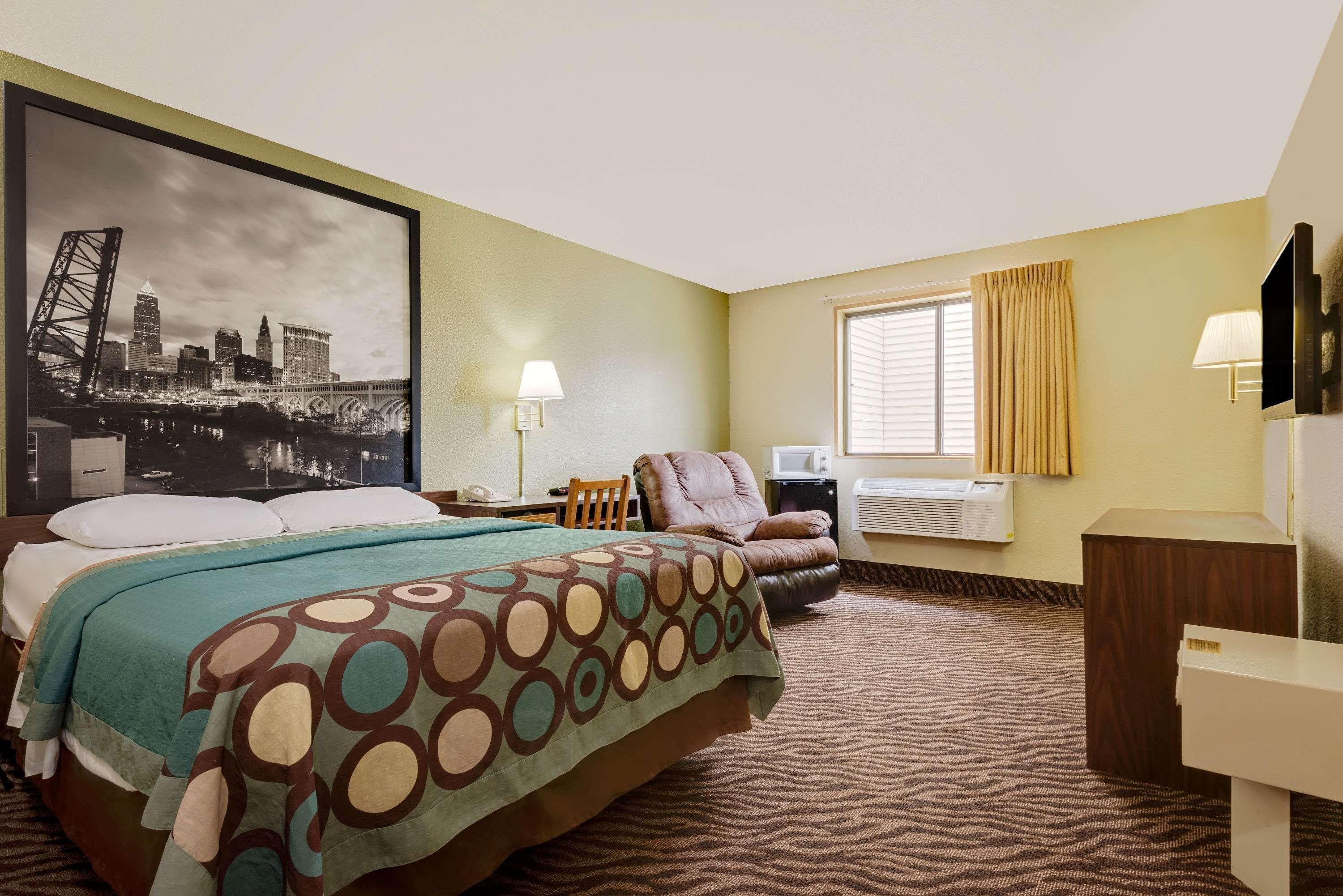 Super 8 By Wyndham Mentor/Cleveland Area Hotell Exteriör bild