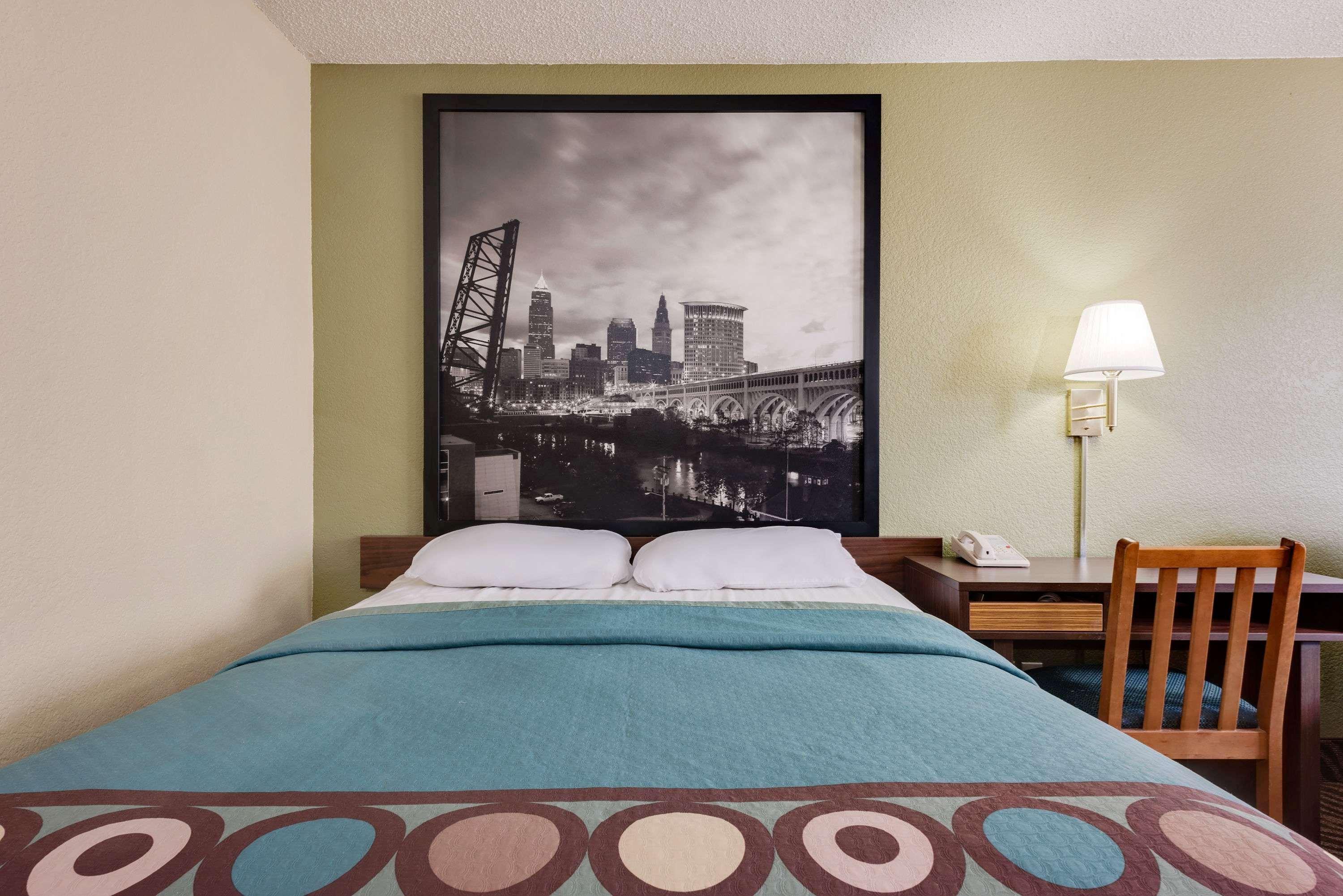 Super 8 By Wyndham Mentor/Cleveland Area Hotell Exteriör bild