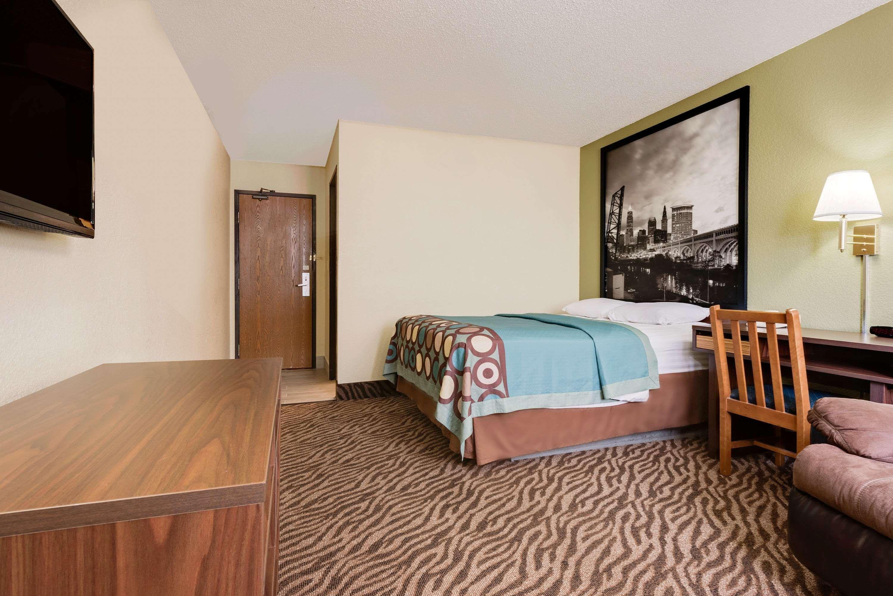 Super 8 By Wyndham Mentor/Cleveland Area Hotell Exteriör bild