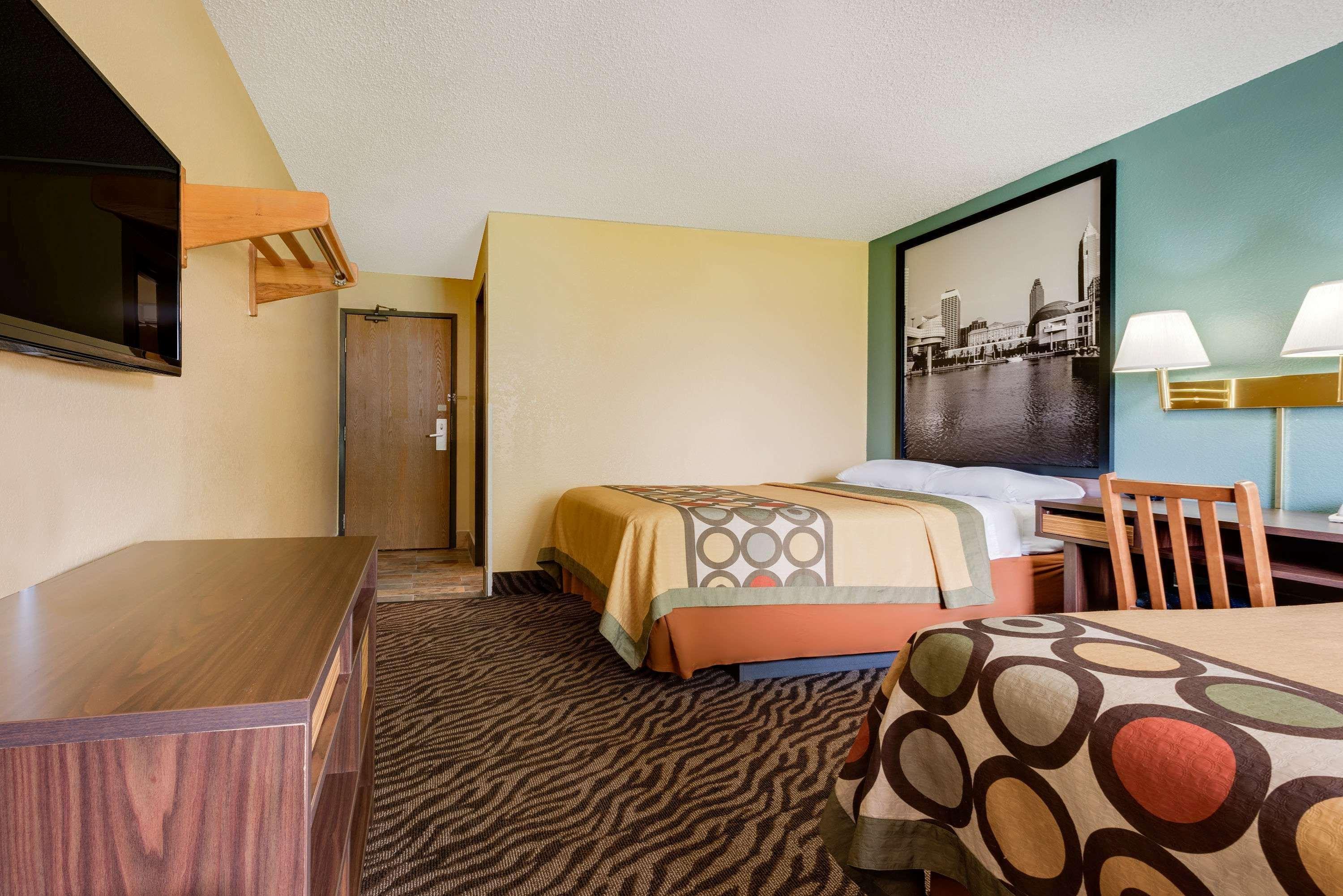 Super 8 By Wyndham Mentor/Cleveland Area Hotell Exteriör bild