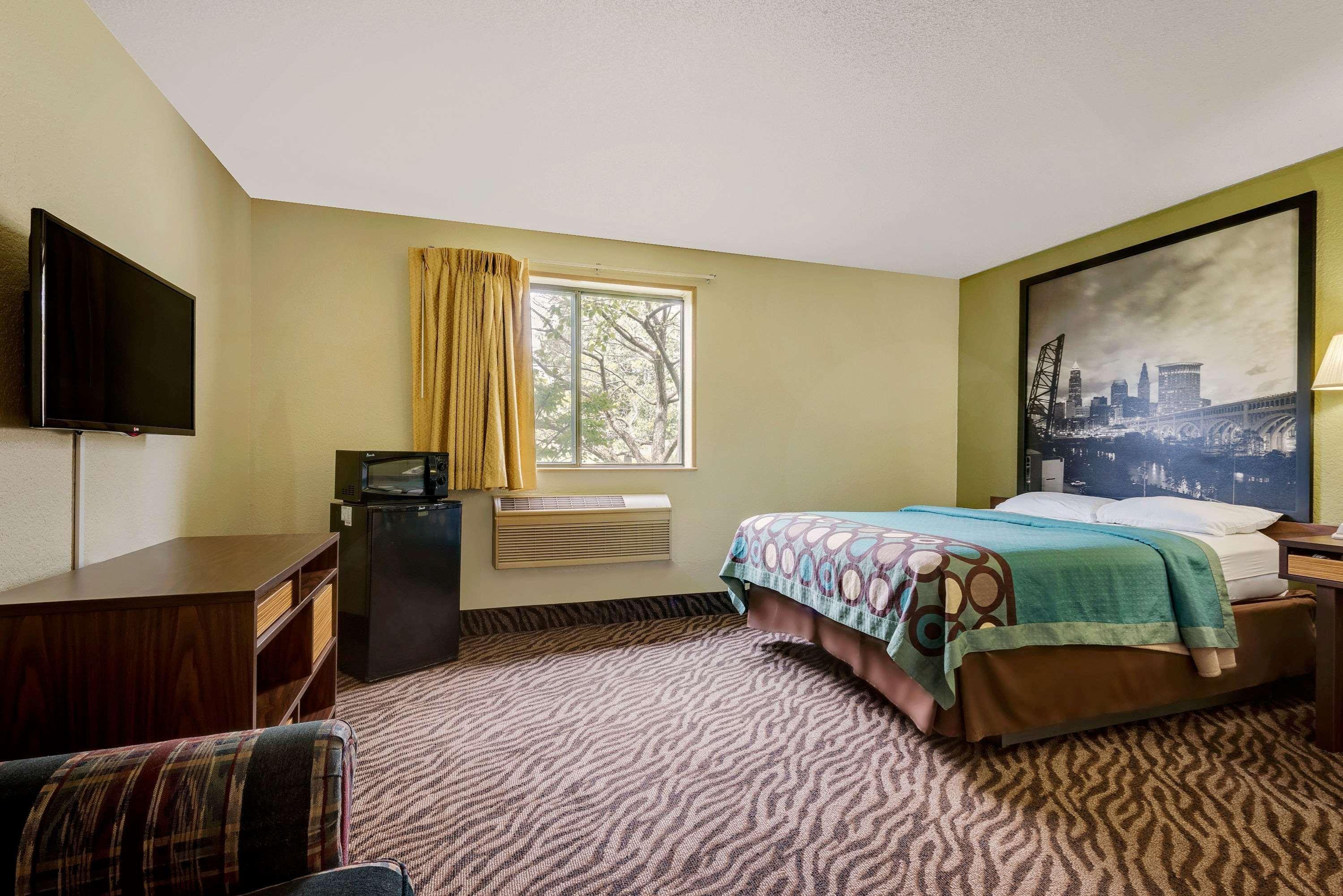 Super 8 By Wyndham Mentor/Cleveland Area Hotell Exteriör bild
