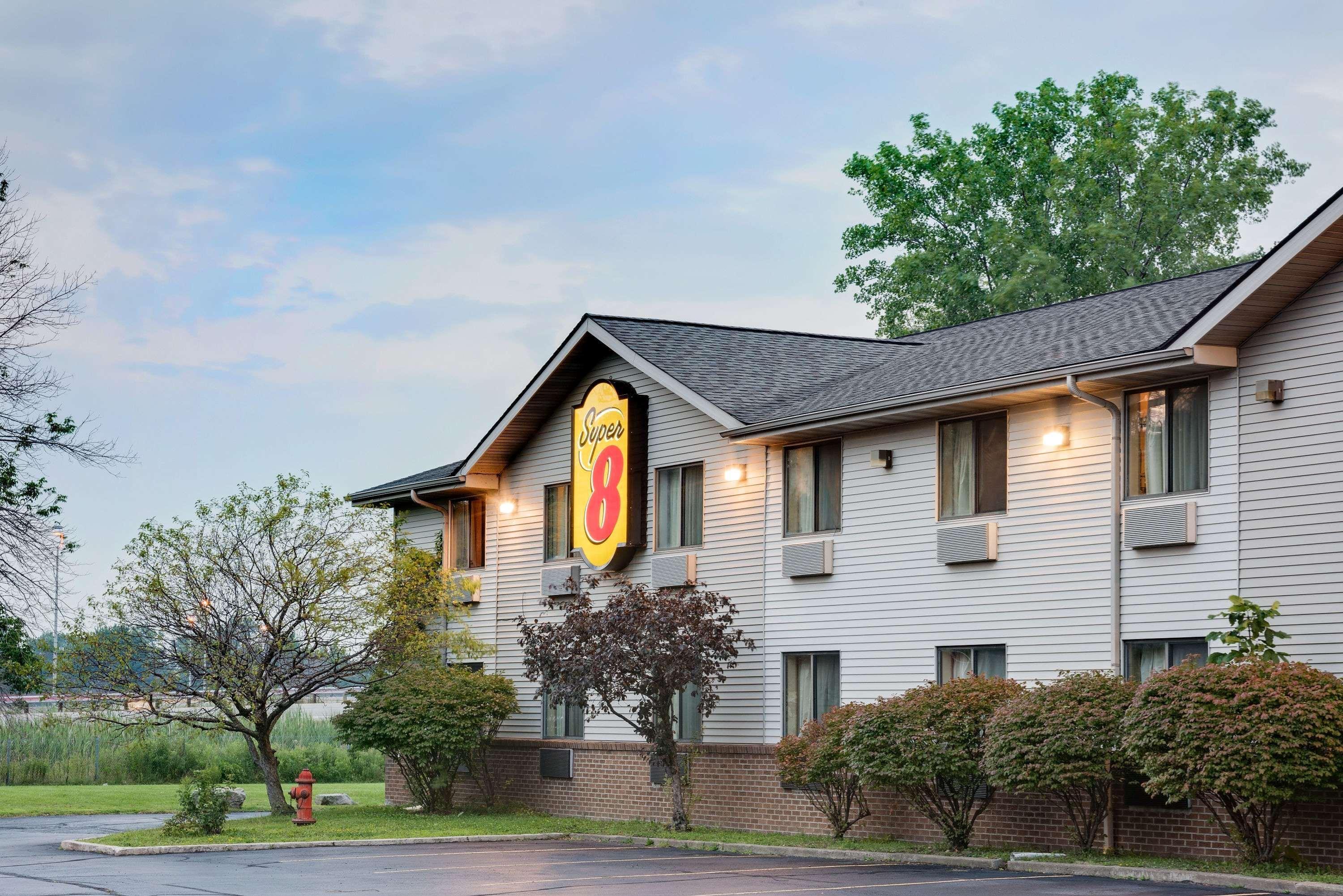 Super 8 By Wyndham Mentor/Cleveland Area Hotell Exteriör bild