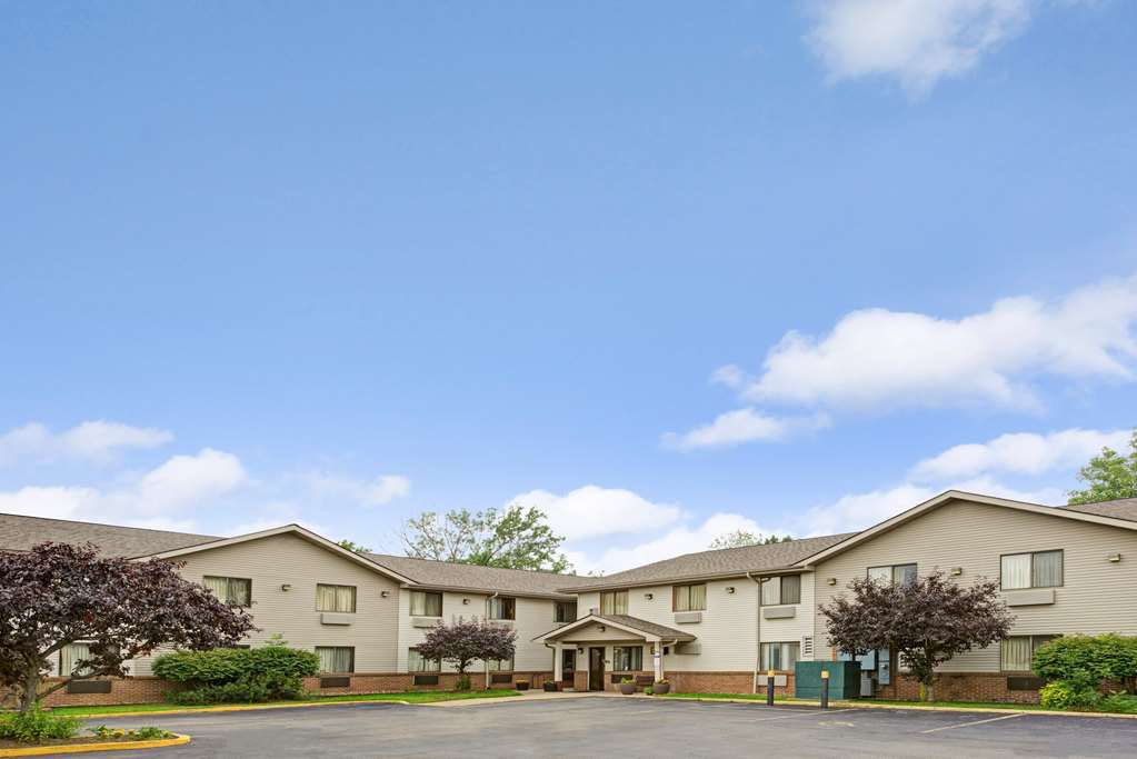 Super 8 By Wyndham Mentor/Cleveland Area Hotell Exteriör bild